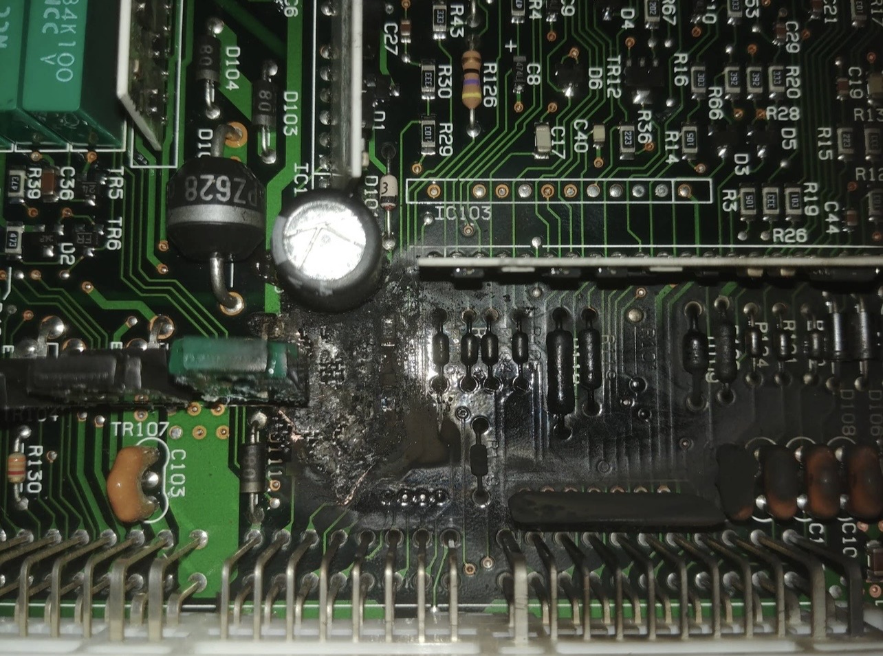 Motor beyni yanması nedeniyle hasar görmüş ECU devre kartı